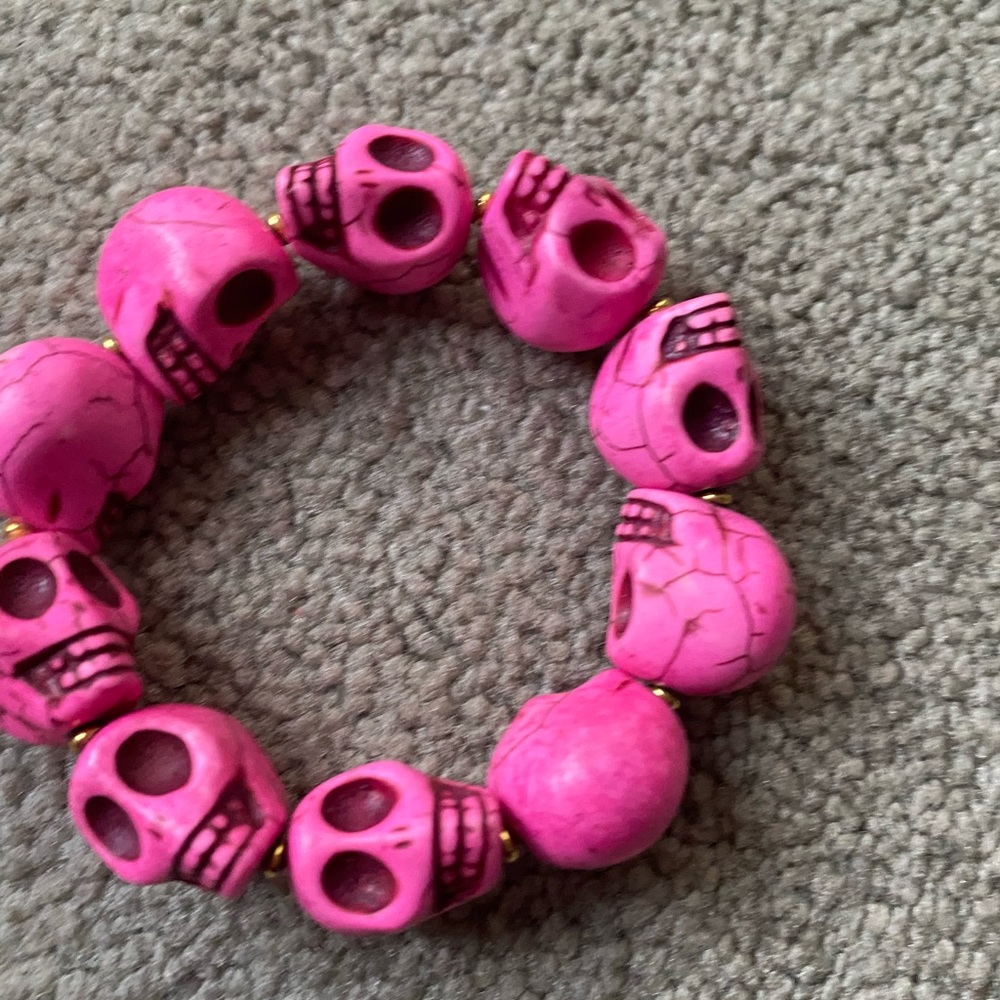 Pink bracelet with large skull beads